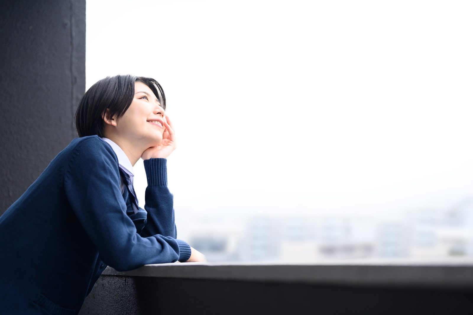 窓辺で考える高校生のイメージ