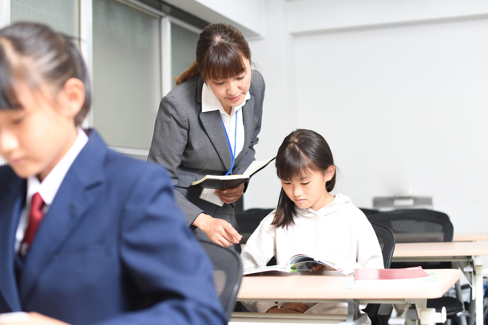 講師が生徒に寄り添って指導するオンライン個別指導のイメージ