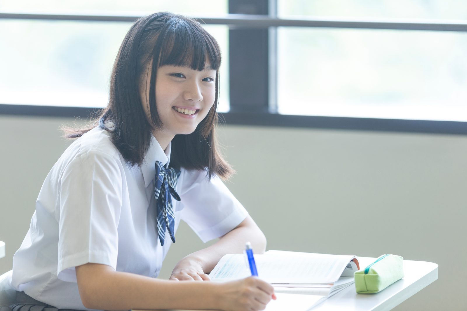 明るい教室で前向きに学ぶ高校生のイメージ