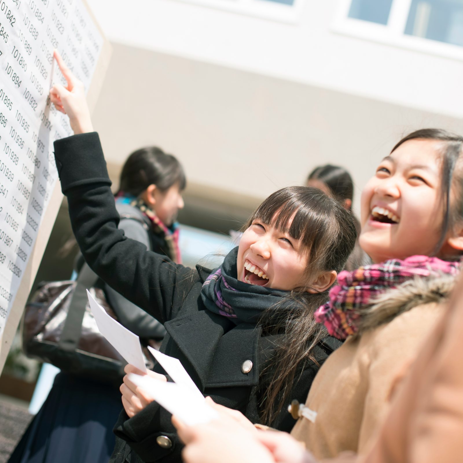 学習の成果に笑顔を見せる高校生たちのイメージ