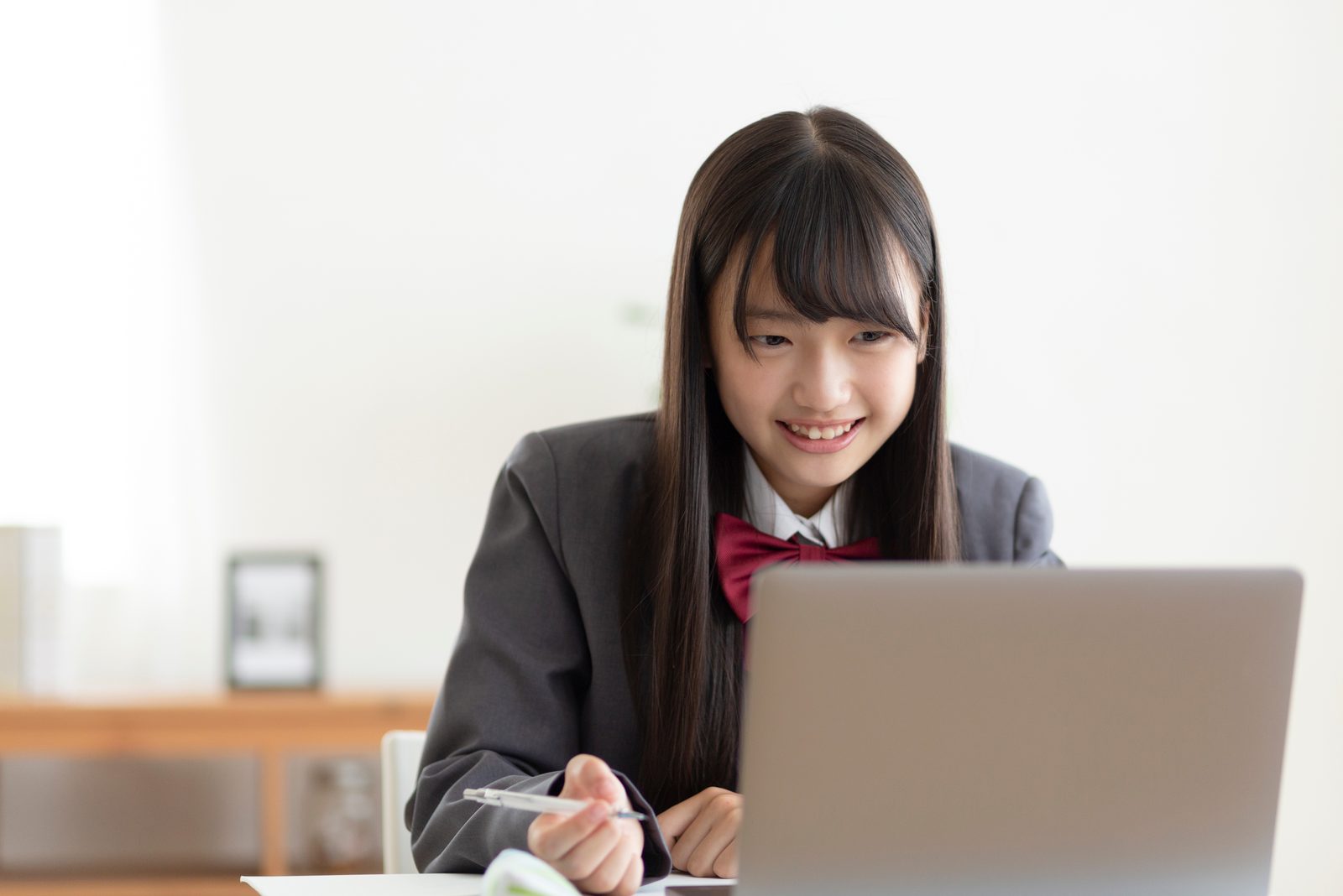 ノートパソコンでオンライン個別指導を受ける高校生のイメージ